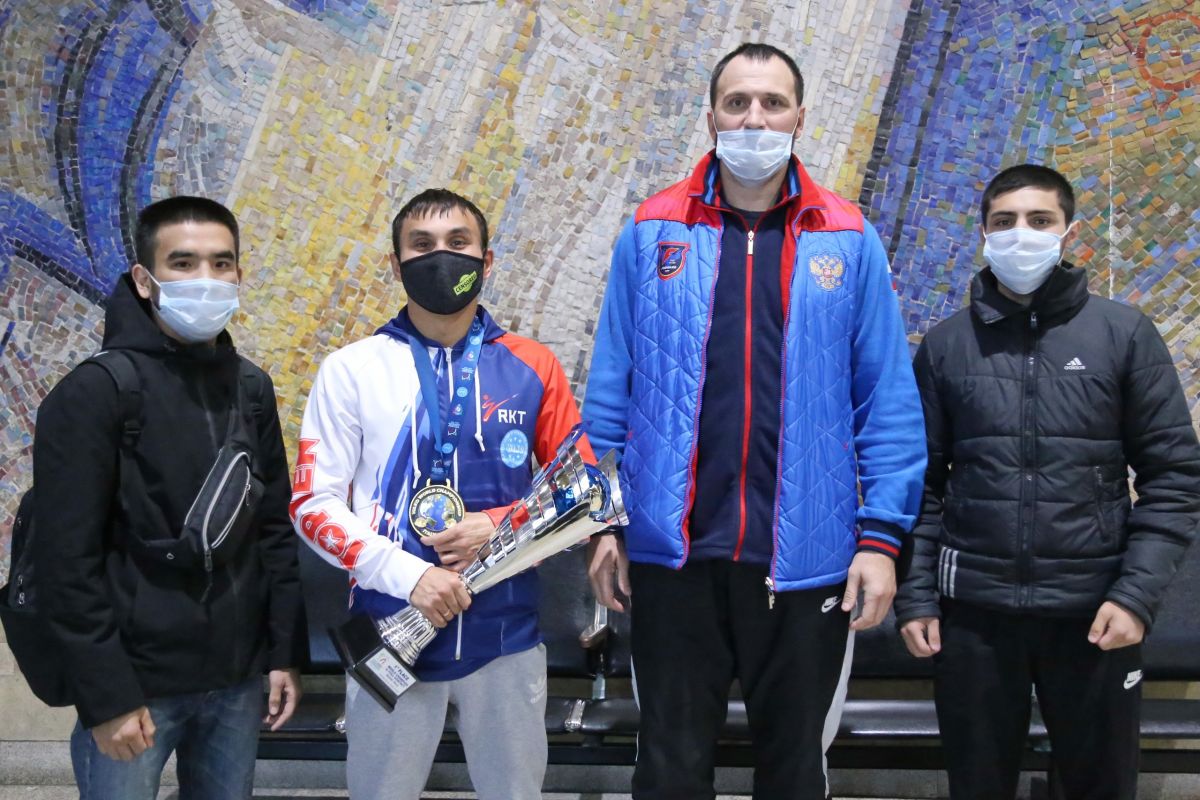 V KHakasii vstretili pobeditelya i prizerov chempionata mira po kikboksingu